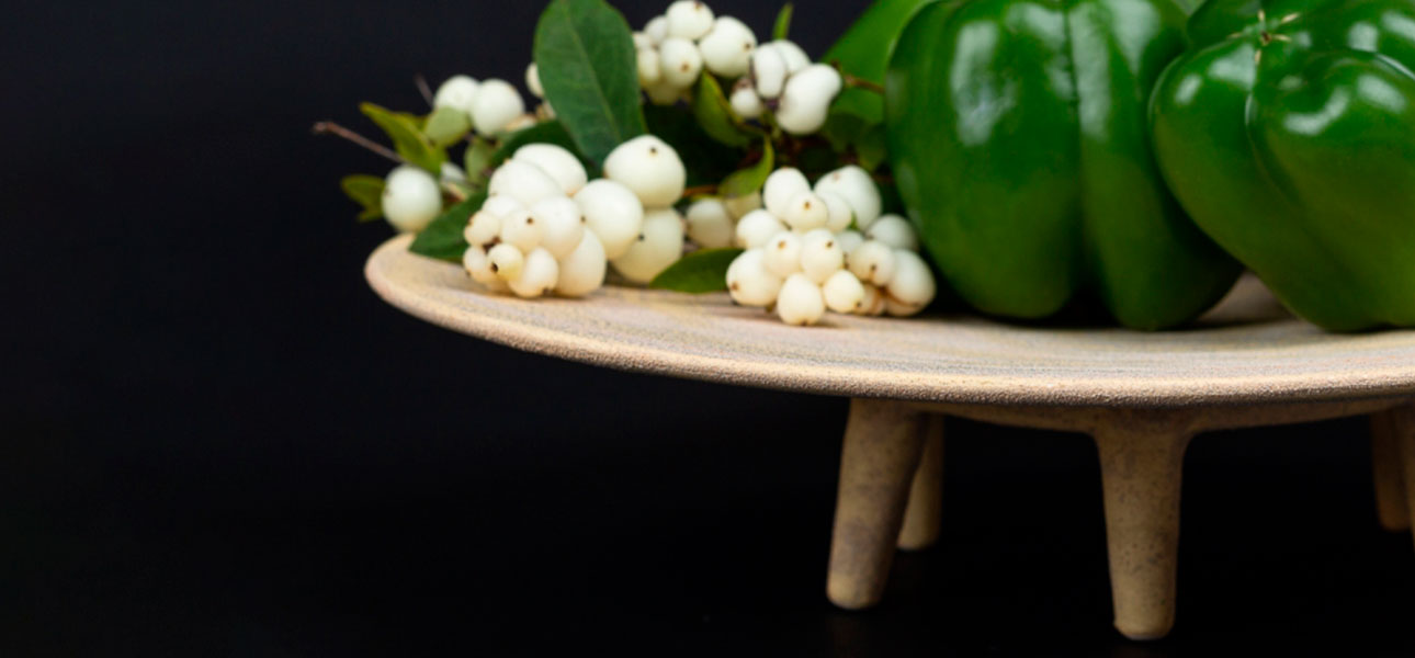 Керамическое блюдо на ножках - фото