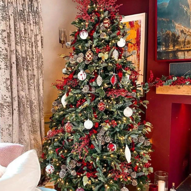 Дизайнерская Елка Украшенная Золотым и Белым декором Pine Cones and Red Decor Красный Белый Зеленый Дизайнерская Елка Украшенная Золотым и Белым декором Pine Cones and Red Decor Красный Белый Зеленый в Грозном | Loft Concept