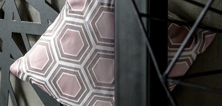 Подушка Hexagon Pink Geometry Подушка Hexagon Pink Geometry - Loft-Concept в Грозном