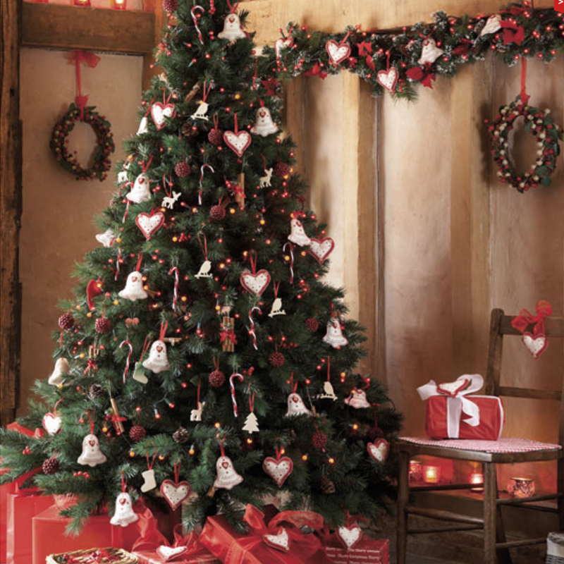 Дизайнерская Елка с Белым и Красным декором Christmas Tree Gingerbread Decor Белый Красный Дизайнерская Елка с Белым и Красным декором Christmas Tree Gingerbread Decor Белый Красный в Грозном | Loft Concept