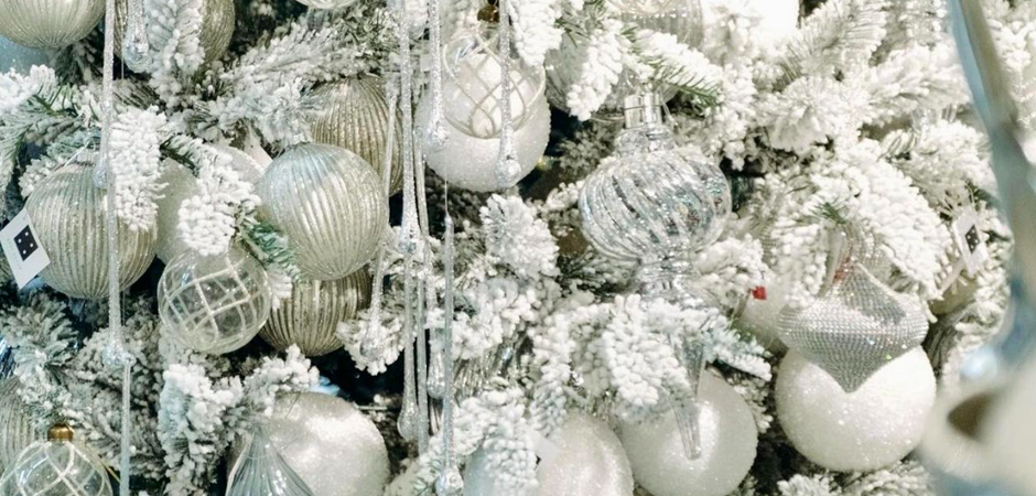 Дизайнерская Елка Заснеженная с Белыми елочными игрушками Christmas Tree White Hoarfrost Дизайнерская Елка Заснеженная с Белыми елочными игрушками Christmas Tree White Hoarfrost - Loft-Concept в Грозном