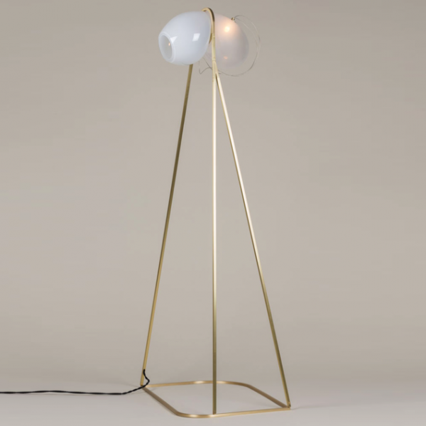 Торшер White glass trap floor lamp Латунь Молочный Прозрачный Торшер White glass trap floor lamp Латунь Молочный Прозрачный в Грозном | Loft Concept