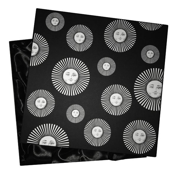 Подарочная коробка для тарелок Fornasetti Черно-белый Подарочная коробка для тарелок Fornasetti Черно-белый в Грозном | Loft Concept