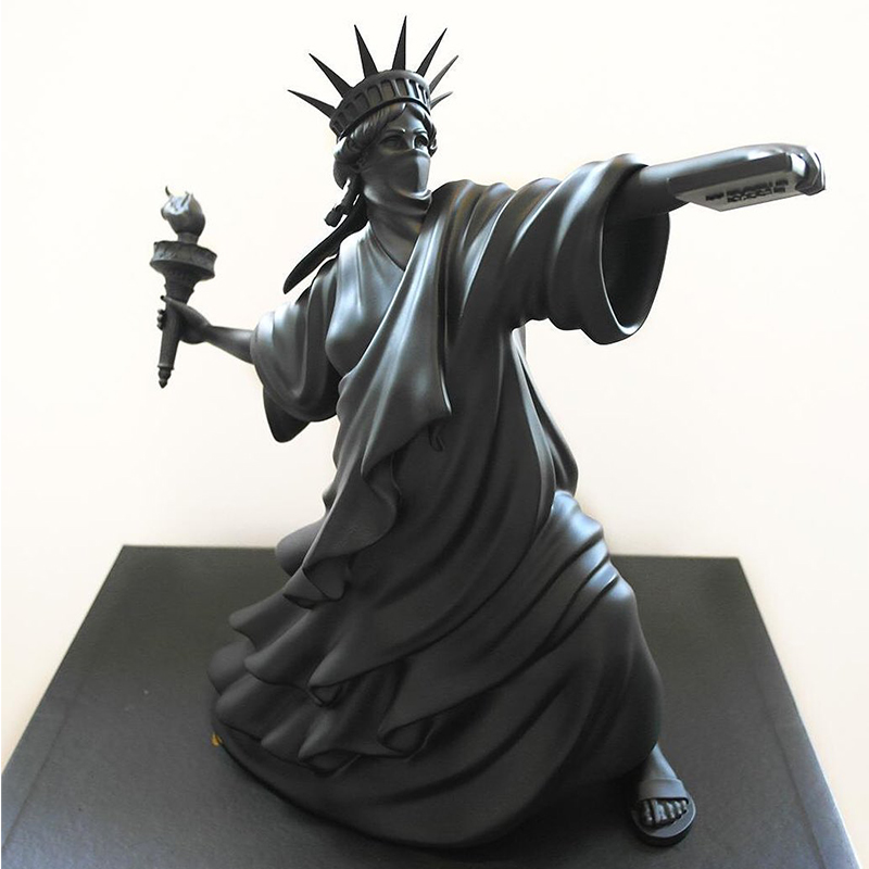 Статуэтка Freedom Riot Black Черный Статуэтка Freedom Riot Black Черный в Грозном | Loft Concept