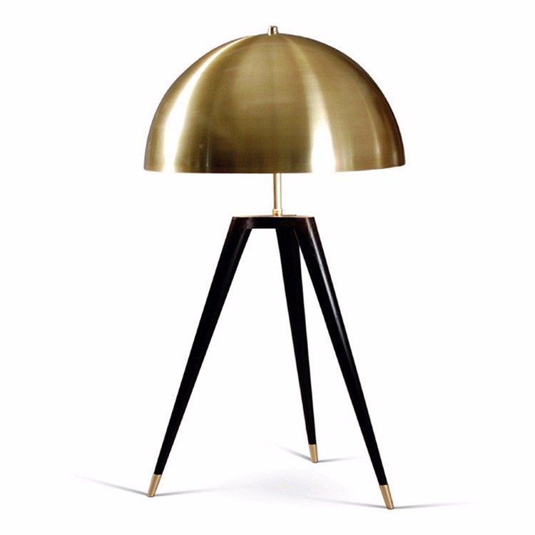 Настольная лампа Matthew Fairbank Fife Tripod Table Lamp Черный Глянцевое золото Настольная лампа Matthew Fairbank Fife Tripod Table Lamp Черный Глянцевое золото в Грозном | Loft Concept