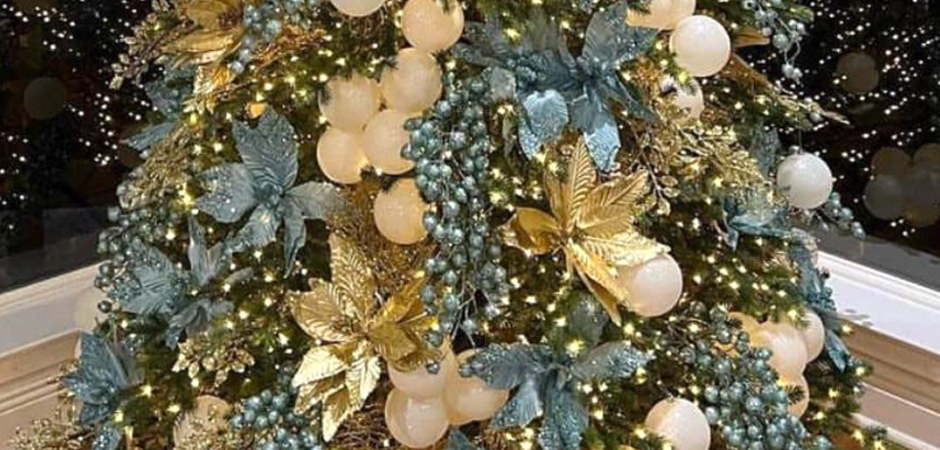 Дизайнерская Елка украшенная Золотыми и Голубыми Цветами Golden and Blue Flowers Дизайнерская Елка украшенная Золотыми и Голубыми Цветами Golden and Blue Flowers - Loft-Concept в Грозном