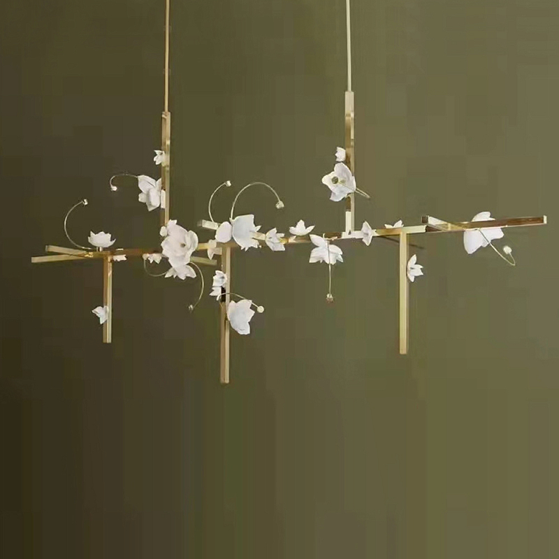 Люстра линейная с белыми цветами Lure by PELLE Латунь Белый в Грозном | Loft Concept 