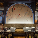 Обои ручная роспись Falling Flowers Standard colourway on Pale Grey dyed silk варинант исполнения - 1 | Loft Concept в Грозном