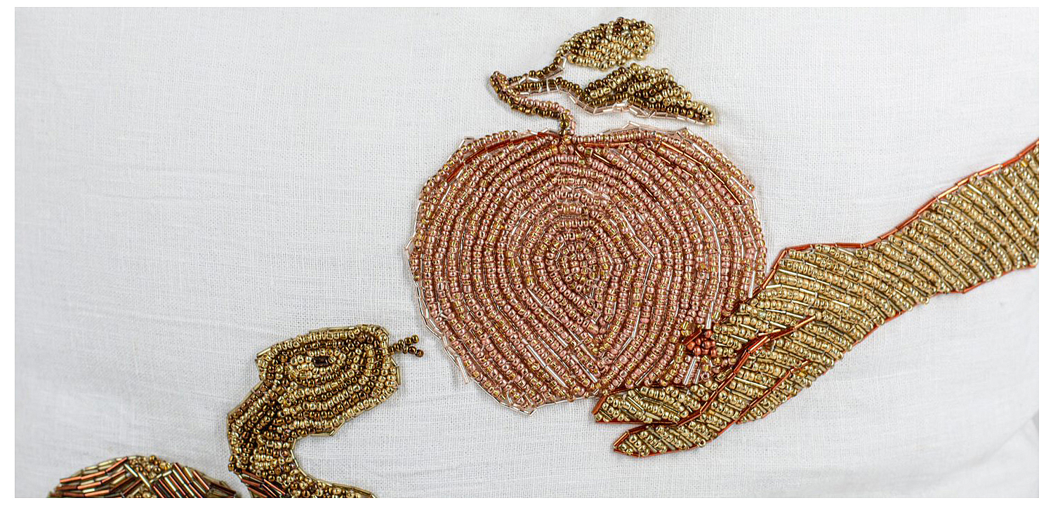 Подушка с вышивкой из бисера Snake with Apple Подушка с вышивкой из бисера Snake with Apple - Loft-Concept в Грозном