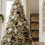 Дизайнерская Елка украшенная шарами в бежевых тонах и декором в виде белых цветов и шишек варинант исполнения - 1 | Loft Concept в Грозном