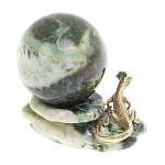 Шар с декором в виде бронзовой ящерицы на подставке из натурального камня Змеевик Natural Stone Spheres 4.5 см варинант исполнения - 2 | Loft Concept в Грозном