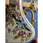 Ваза белого цвета из фарфора с цветочным рисунком и бронзовыми ручками с фигурками птиц Eden Garden porcelain and bronze варинант исполнения - 4 | Loft Concept в Грозном