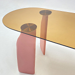 Обеденный стол со стеклянной столешницей и розовыми ножками с тканевой обивкой Wrigley варинант исполнения - 4 | Loft Concept в Грозном