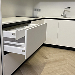 Угловой кухонный гарнитур Жемчужный белый Серый Clarke Kitchen Set White Grey варинант исполнения - 6 | Loft Concept в Грозном