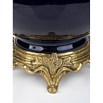 Ваза темно-синяя фарфоровая на бронзовой подставке с ажурным ободком и изогнутыми ручками Eden Garden варинант исполнения - 3 | Loft Concept в Грозном