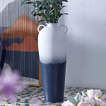 Ваза с градиентным цветом от белого к глубокому синему и декоративными ручками Ocean