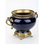 Ваза темно-синяя фарфоровая на бронзовой подставке с ажурным ободком и изогнутыми ручками Eden Garden варинант исполнения - 2 | Loft Concept в Грозном