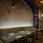 Обои ручная роспись Falling Flowers Standard colourway on Pale Grey dyed silk варинант исполнения - 2 | Loft Concept в Грозном