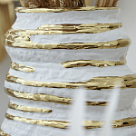 Ваза белая с рельефной поверхностью и золотыми полосами Vase Beehive варинант исполнения - 3 | Loft Concept в Грозном