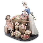 Статуэтка фарфоровая Девушка и маленькая девочка с цветами Charming Statuette варинант исполнения - 1 | Loft Concept в Грозном