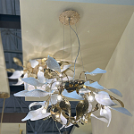 Люстра подвесная с белыми матовыми и золотыми глянцевыми листьями Wintery flovers варинант исполнения - 4 | Loft Concept в Грозном