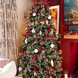 Дизайнерская Елка Украшенная Золотым и Белым декором Pine Cones and Red Decor