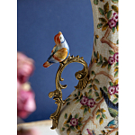 Ваза белого цвета из фарфора с цветочным рисунком и бронзовыми ручками с фигурками птиц Eden Garden porcelain and bronze варинант исполнения - 1 | Loft Concept в Грозном