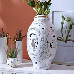 Ваза с декоративными лицами и графическими элементами в виде сердец и символов Faces of Imagination варинант исполнения - 3 | Loft Concept в Грозном
