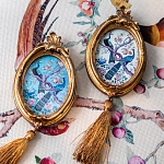 Картина с изображением павлинов в саду в овальной позолоченной раме с кисточкой Chinoiserie Imperial Garden Peacocks on a Tree Poster варинант исполнения - 4 | Loft Concept в Грозном