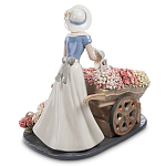 Статуэтка фарфоровая Девушка и маленькая девочка с цветами Charming Statuette варинант исполнения - 3 | Loft Concept в Грозном