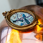 Картина с изображением павлинов в саду в овальной позолоченной раме с кисточкой Chinoiserie Imperial Garden Peacocks on a Tree Poster варинант исполнения - 3 | Loft Concept в Грозном