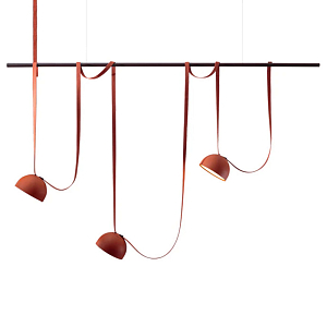 Vibia PLUSMINUS комбинация подвесных светодиодных светильников c красными абажурами на черной рейке с текстильными ремнями