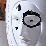 Ваза с декоративными лицами и графическими элементами в виде сердец и символов Faces of Imagination варинант исполнения - 6 | Loft Concept в Грозном