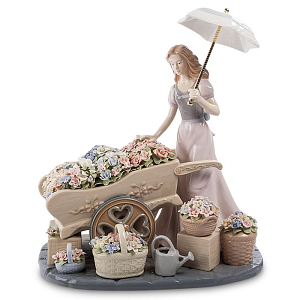 Статуэтка фарфоровая Девушка с цветами Charming Statuette