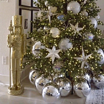 Украшенная Новогодняя Елка с серебряными шарами и звездами варинант исполнения - 2 | Loft Concept в Грозном