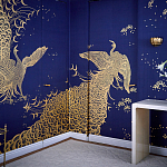Обои ручная роспись в стиле Арт-деко Whistler Peacocks Colourway SC-100 on Empire Blue dyed silk варинант исполнения - 2 | Loft Concept в Грозном