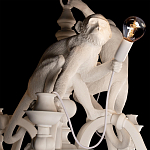 Люстра с тремя фигурами обезьян с лампочками в руках белого цвета Hanging Monkey варинант исполнения - 4 | Loft Concept в Грозном