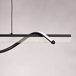 Люстра линейная черного цвета с волнообразным металлическим элементом Luke Lampco Tracer Lamp варинант исполнения - 8 | Loft Concept в Грозном