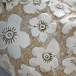 Статуэтка курица с резными белыми цветами на бежевой фактурной поверхности Rustic Chicken варинант исполнения - 2 | Loft Concept в Грозном