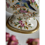 Ваза белого цвета из фарфора с цветочным рисунком и бронзовыми ручками с фигурками птиц Eden Garden porcelain and bronze варинант исполнения - 3 | Loft Concept в Грозном