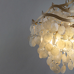Люстра подвесная с белыми перламутровыми подвесками и изогнутыми золотистыми элементами Диаметр 50 см SHELL Chandelier варинант исполнения - 3 | Loft Concept в Грозном