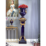 Подсвечник из темно-синего фарфора на бронзовой подставке с фигурками ангелов и декоративными ручками Eden Garden варинант исполнения - 2 | Loft Concept в Грозном