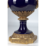 Ваза темно-синего цвета из фарфора с бронзовыми ручками в виде фигур Eden Garden porcelain and bronze варинант исполнения - 4 | Loft Concept в Грозном