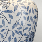 Настольная лампа с керамическим основанием в белом цвете с синим цветочным орнаментом на темной деревянной подставке и тканевым абажуром Elstead Lighting варинант исполнения - 4 | Loft Concept в Грозном