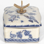 Фарфоровая шкатулка с бронзовой стрекозой Blue and White варинант исполнения - 2 | Loft Concept в Грозном